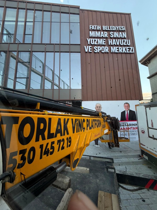 Fatih'te bir spor tesisinin cephesinde çalışma öncesi hazırlanan platform